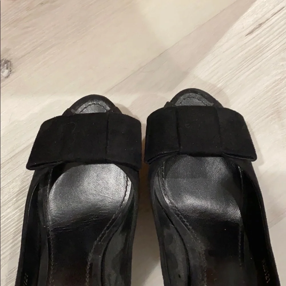 Louis Vuitton Black Suede Heels with Bow - 38.5 - Picture 4 of 5
